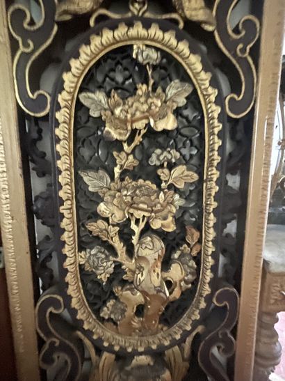 Paire de panneaux ajourés à décor feuillagé....