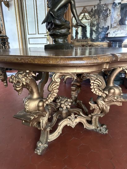 Table de milieu en bois sculpté et redoré....