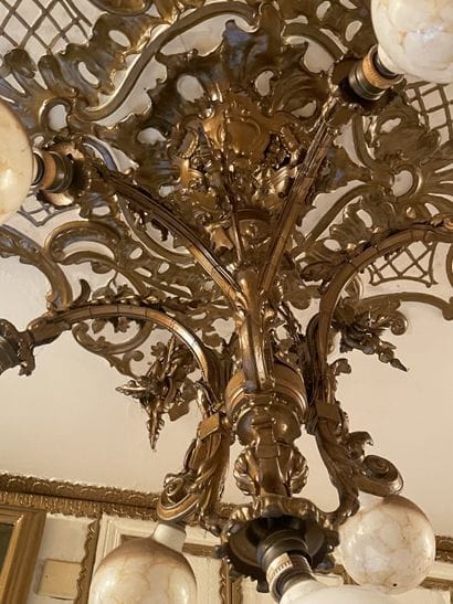 Gilded bronze chandelier with six arms. Decorated...