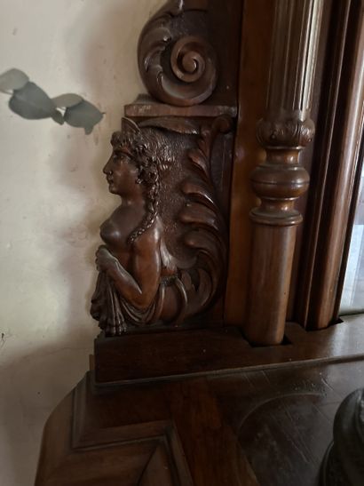 Importante cheminée en bois fruitier à riche...