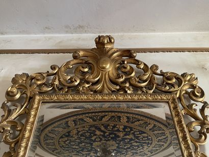 Important miroir en bois ajouré et redoré...