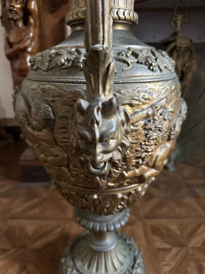 Importante aiguière décorative en bronze...
