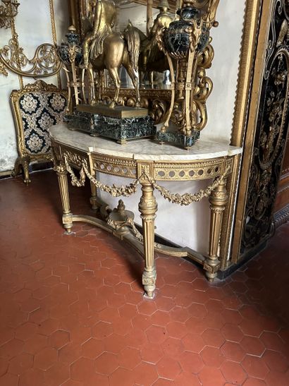 Console demi-lune en bois sculpté redoré,...