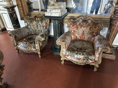 Paire de bergères à dossier enveloppant en...