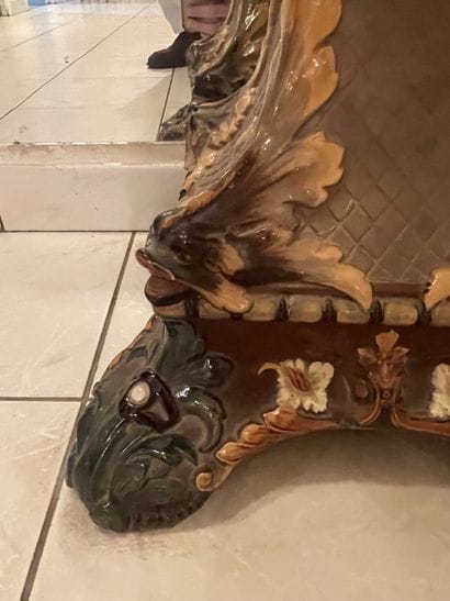 Sellette in polychrome barbotine.
Sheathed...