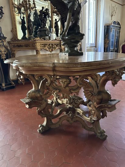Table de milieu en bois sculpté et redoré....