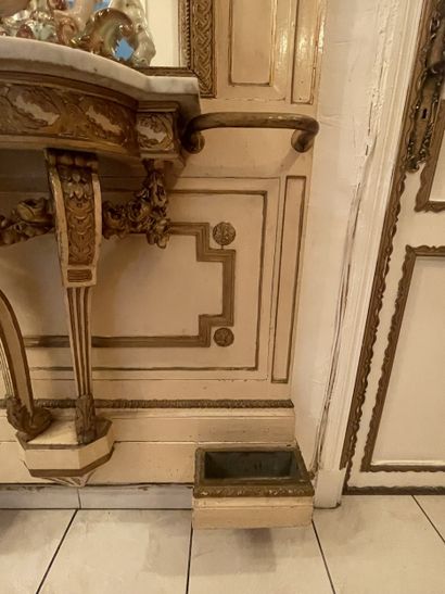 Checkroom in cream lacquered carved wood...
