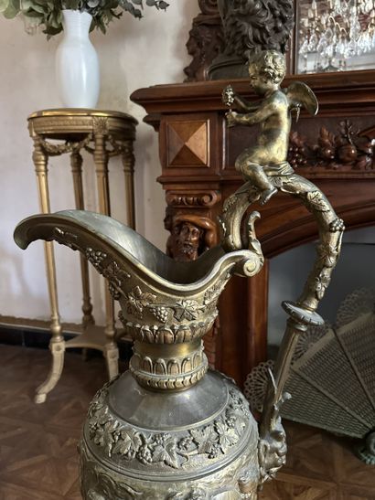 Importante aiguière décorative en bronze...