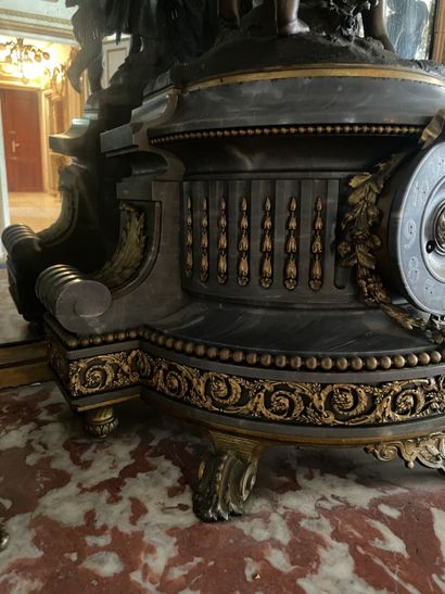 Importante garniture de cheminée en bronze...