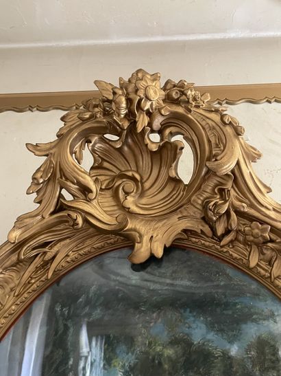 Miroir en bois stuqué et redoré. Modèle orné...