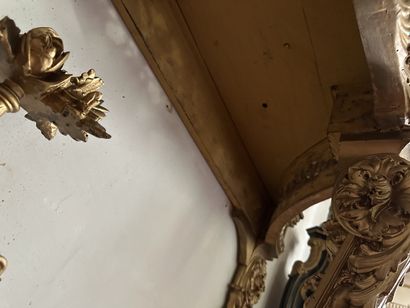 Importante console en bois sculpté redoré....