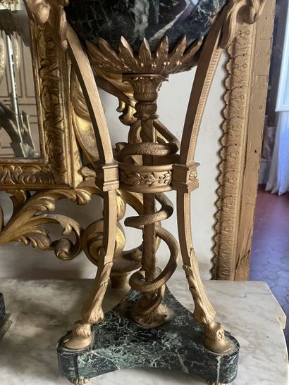 Paire de cassolettes couvertes tripodes en...