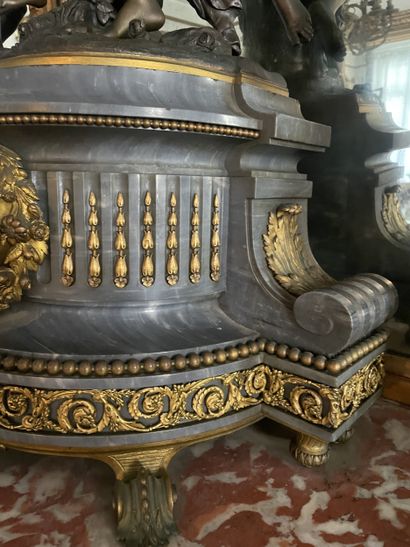 Importante garniture de cheminée en bronze...