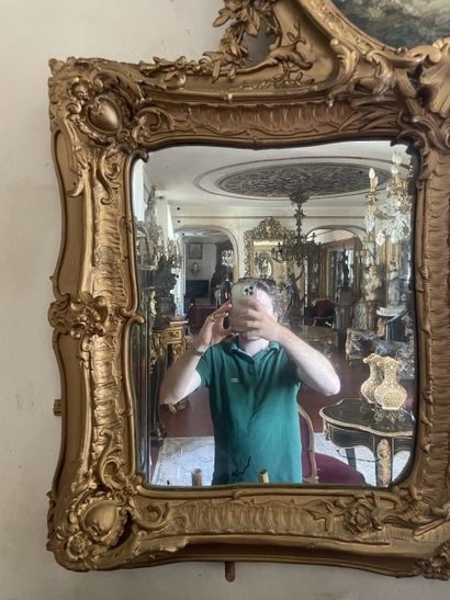 Miroir en bois stuqué et redoré. Modèle orné...