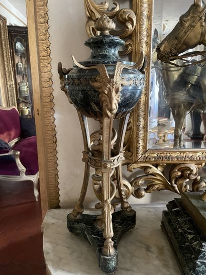 Paire de cassolettes couvertes tripodes en...