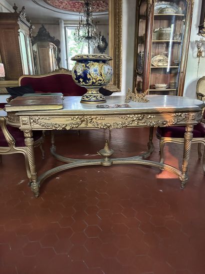 Table de milieu en bois sculpté redoré à...