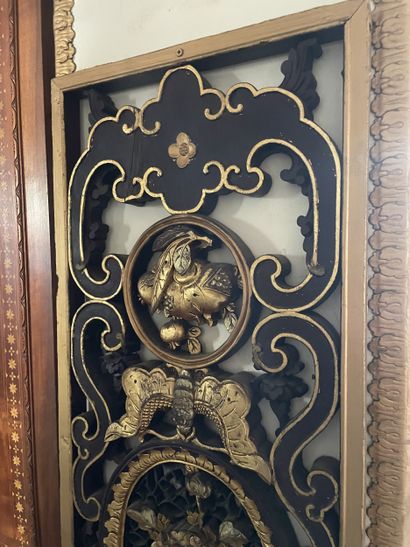Paire de panneaux ajourés à décor feuillagé....