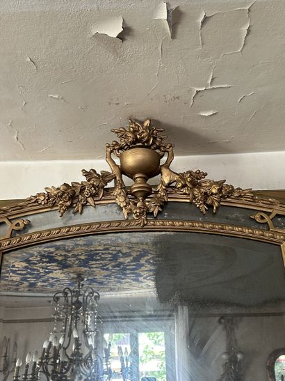 Important miroir en bois sculpté redoré....