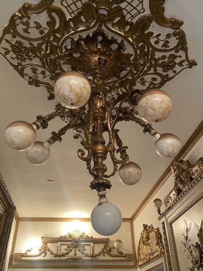 Gilded bronze chandelier with six arms. Decorated...