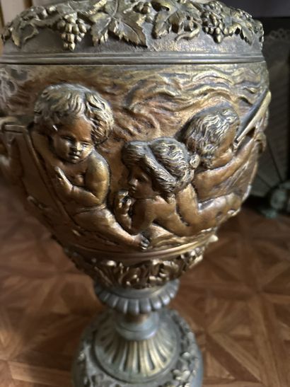 Importante aiguière décorative en bronze...