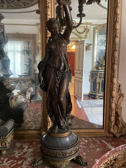 Importante garniture de cheminée en bronze...