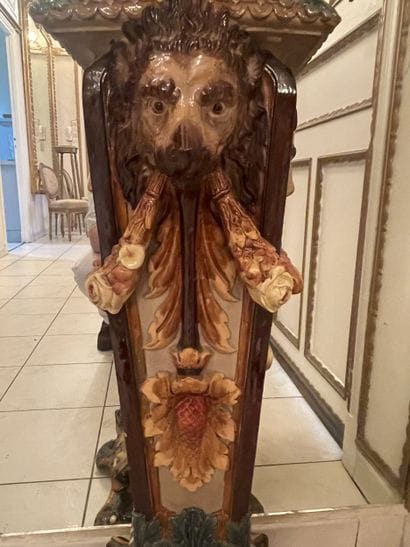 Sellette in polychrome barbotine.
Sheathed...