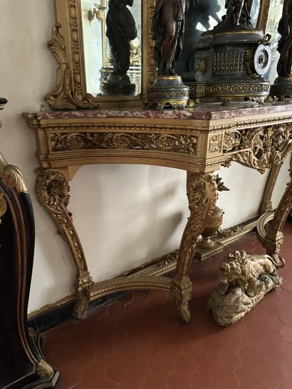 Importante console en bois sculpté redoré....