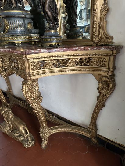 Importante console en bois sculpté redoré....