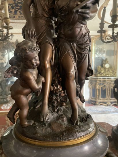 Importante garniture de cheminée en bronze...