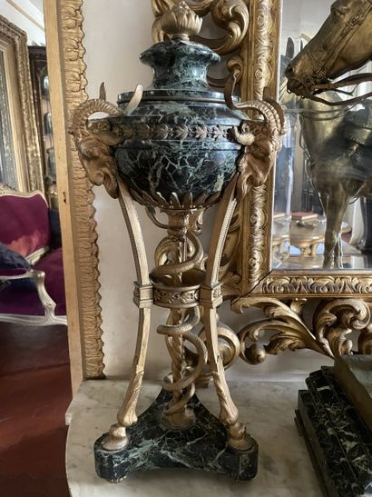 Paire de cassolettes couvertes tripodes en...