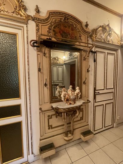Checkroom in cream lacquered carved wood...