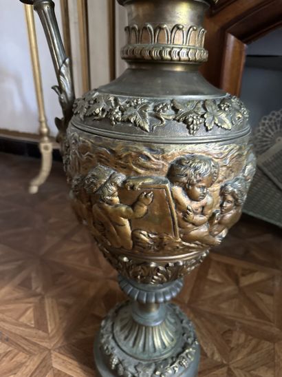 Importante aiguière décorative en bronze...