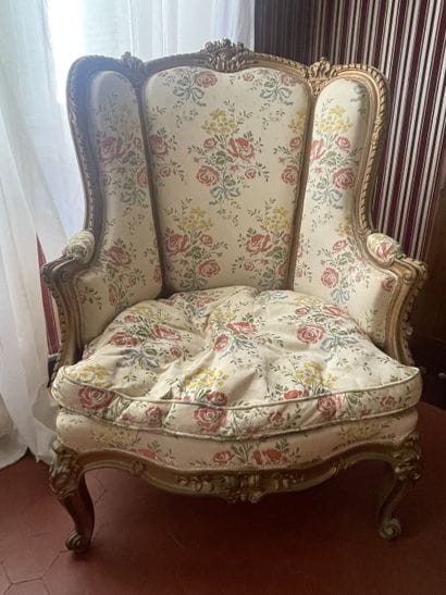 Wingchair with ears in carved gilded wood...
