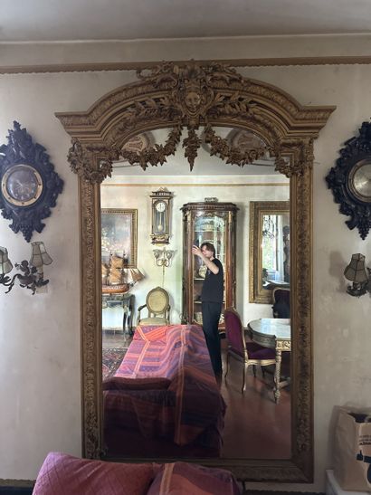 Important miroir de cheminée en bois stuqué...