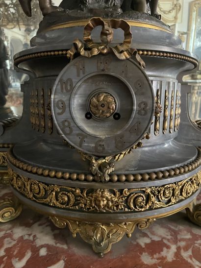 Importante garniture de cheminée en bronze...