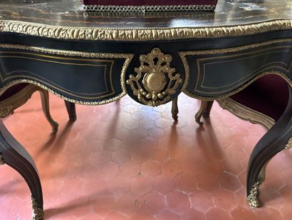 Table de milieu de forme violonnée en bois...