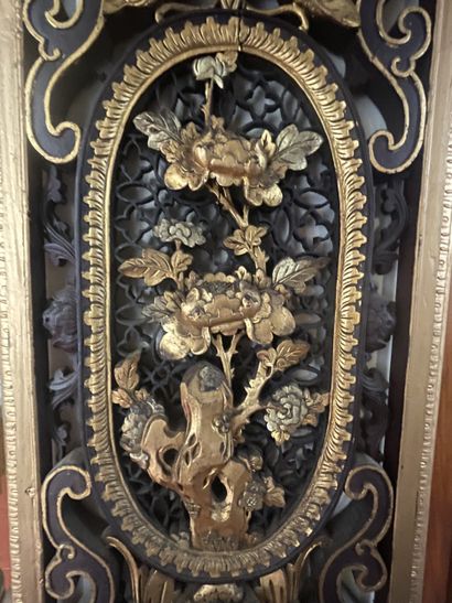 Paire de panneaux ajourés à décor feuillagé....
