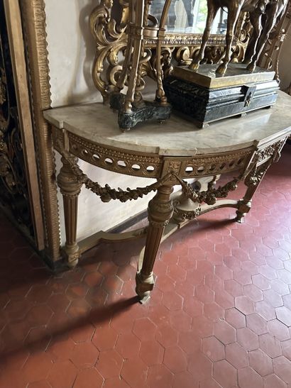Console demi-lune en bois sculpté redoré,...