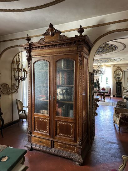 Armoire en bois naturel à riche décor sculpté...