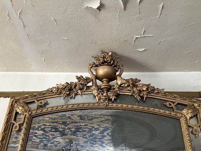 Important miroir en bois sculpté redoré....