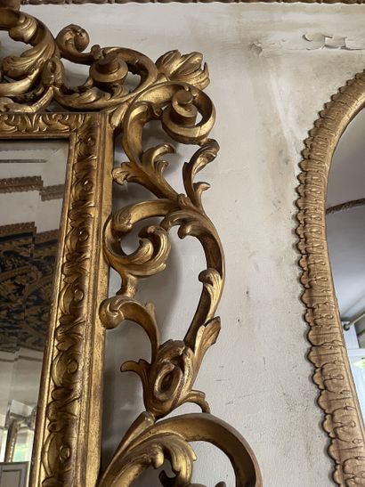 Important miroir en bois ajouré et redoré...