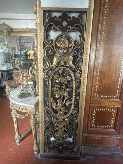 Paire de panneaux ajourés à décor feuillagé....