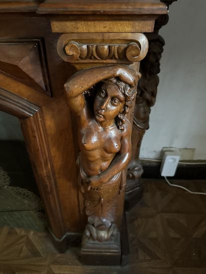 Importante cheminée en bois fruitier à riche...