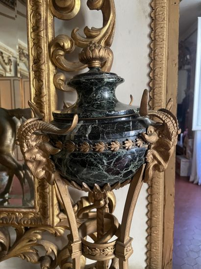 Paire de cassolettes couvertes tripodes en...