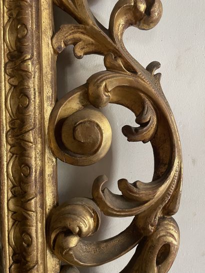 Important miroir en bois ajouré et redoré...