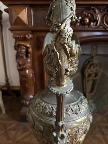 Importante aiguière décorative en bronze...