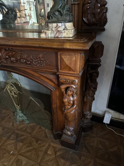 Importante cheminée en bois fruitier à riche...