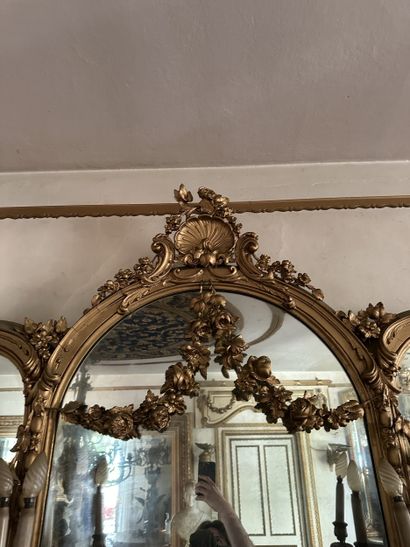 Important miroir en bois richement stuqué...