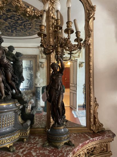 Importante garniture de cheminée en bronze...