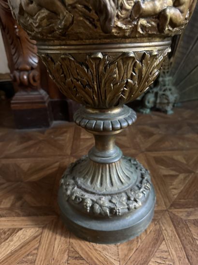 Importante aiguière décorative en bronze...